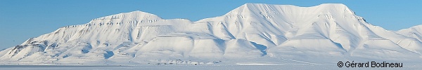 Montagne Hiorthfjellet en face de Longyearbyen au Spitzberg